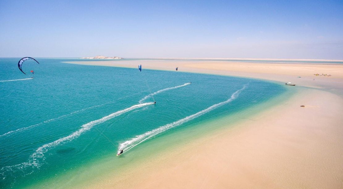 Explorez les merveilles de Dakhla lors d'un séjour inoubliable. Avec ses immenses dunes de sable et ses eaux turquoise